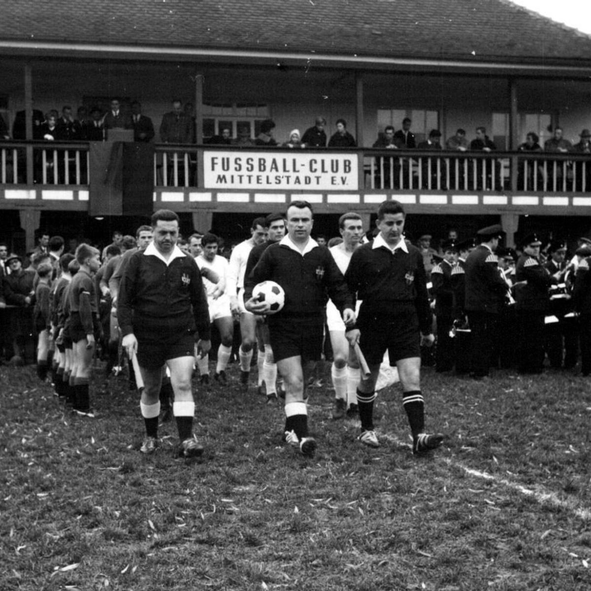 1965: Benefizspiel für die Hinterbliebenen vom Schachtunfall - FC Mittelstadt vs. Auswahl der 7. US-Armee - Spielereinmarsch (Quelle: Bernd Bader)