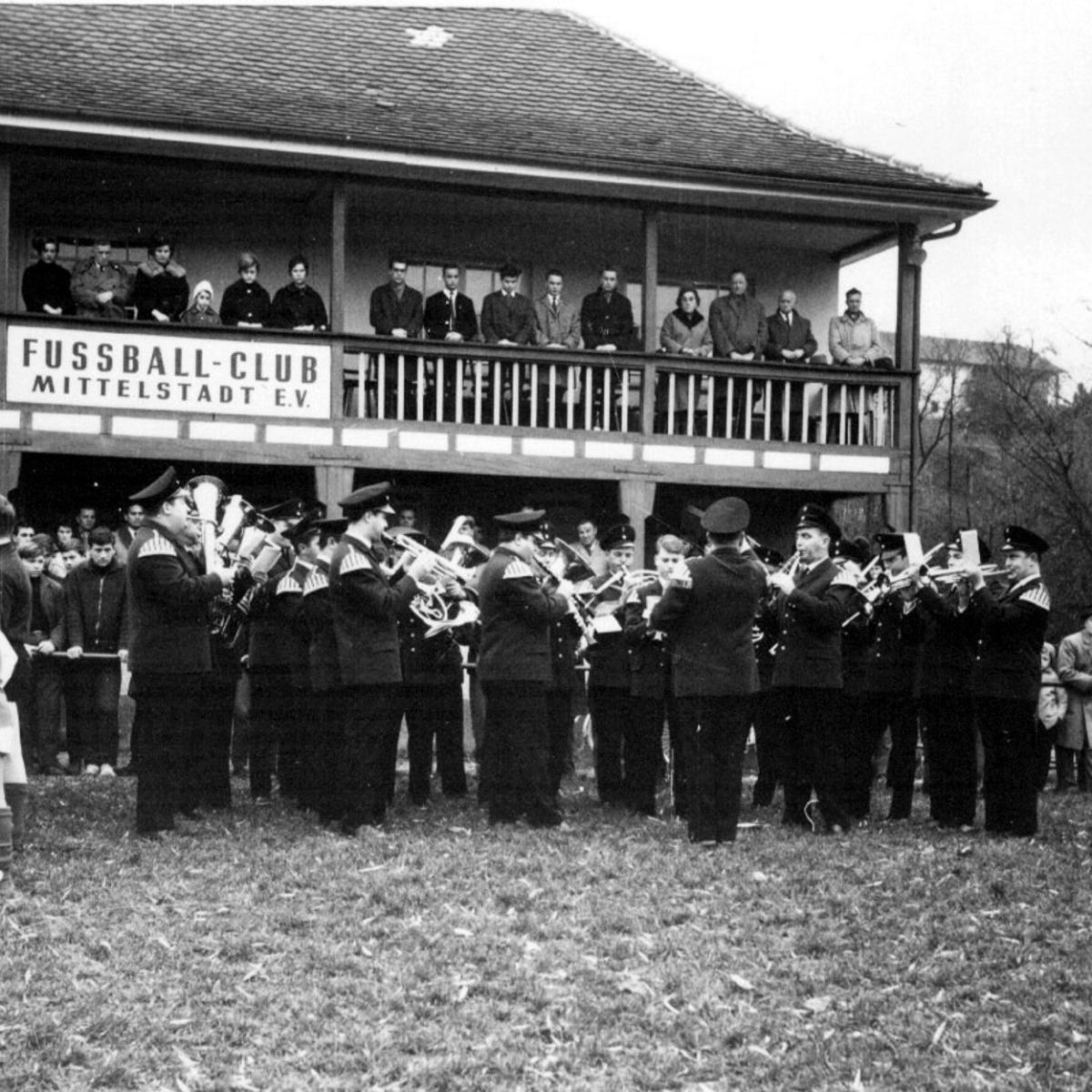 1965: Benefitzspiel für die Hinterbliebenen vom Schachtunfall - FC Mittelstadt vs. Auswahl der 7. US-Armee - Kapelle (Quelle: Bernd Bader)