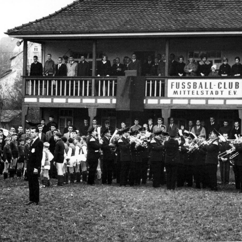 1965: Benefizspiel für die Hinterbliebenen vom Schachtunfall - FC Mittelstadt vs. Auswahl der 7. US-Armee - Kapelle (Quelle: Bernd Bader)