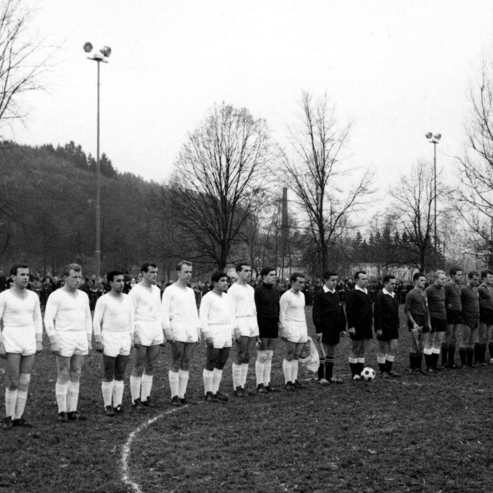 1965: Benefizspiel für die Hinterbliebenen vom Schachtunfall - FC Mittelstadt vs. Auswahl der 7. US-Armee - die Teams (Quelle: Bernd Bader)