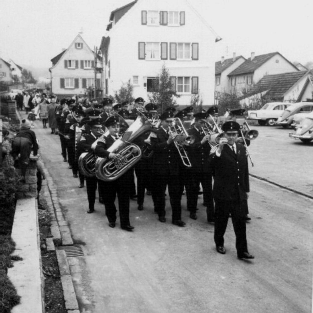 1965: Benefitzspiel für die Hinterbliebenen vom Schachtunfall - FC Mittelstadt vs. Auswahl der 7. US-Armee - Kapelle (Quelle: Bernd Bader)