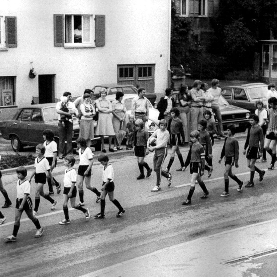 1975: FC Mittelstadt beim Festumzug (Quelle: Bernd Bader)
