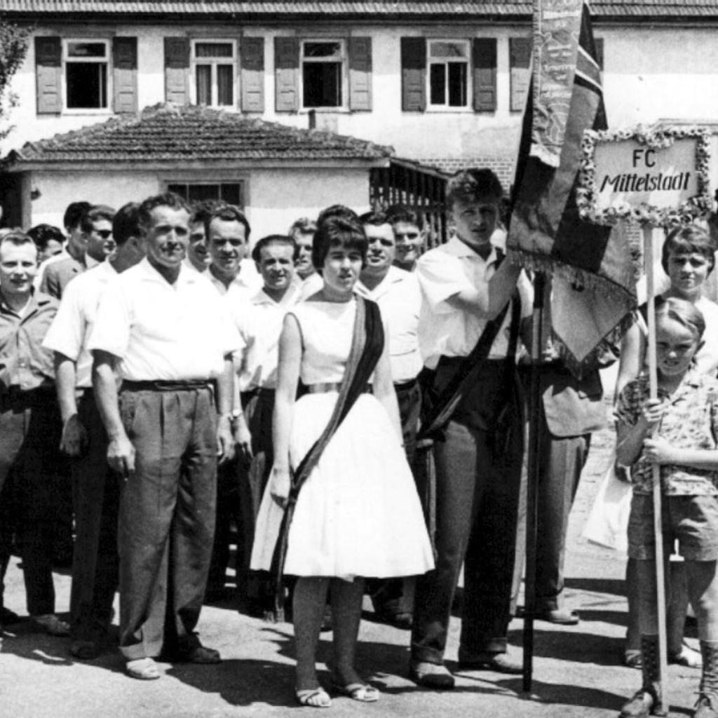 1959: Überaus zahlreich war der FC Mittelstadt beim Fest des Nachbarvereins vertreten. (Quelle: Bernd Bader)