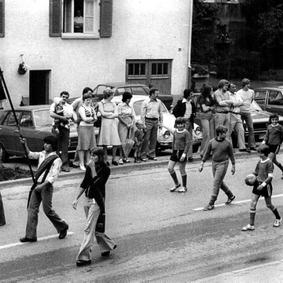 1975: FC Mittelstadt beim Festumzug (Quelle: Bernd Bader)
