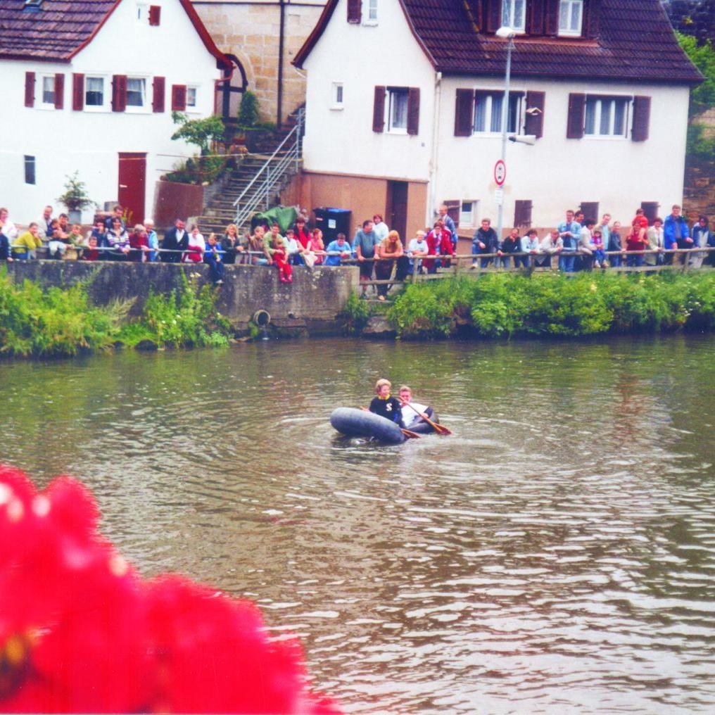 2004: Neckarfest - 2 Bürgermeister in einem Boot (Barbara Bosch und Elmar Rebmann) (Quelle: Carola & Gottlob Nagel)