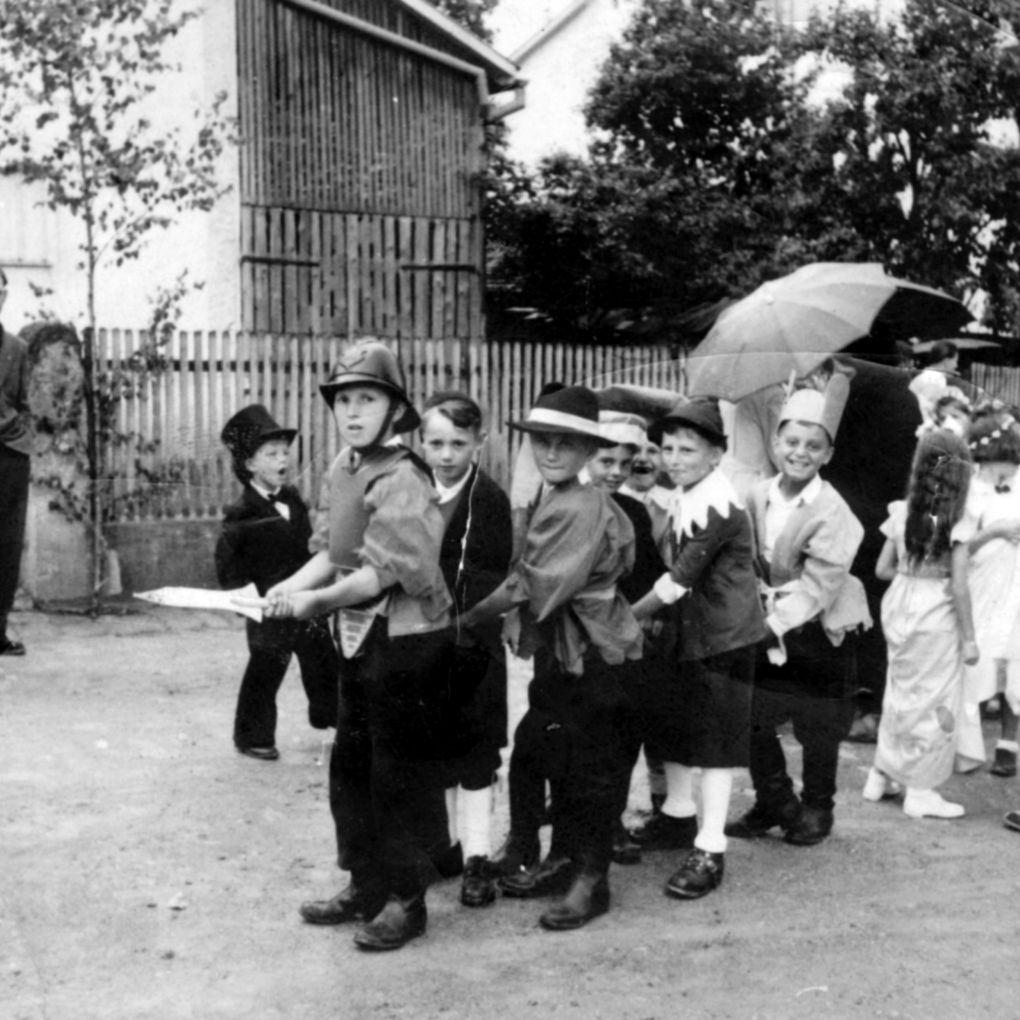 ????: die sieben Schwaben sind der Jahrgang 42/43 Mittelstadt ein Kinderfest um 1951/52 (Quelle: Gerhard Müllerschön)