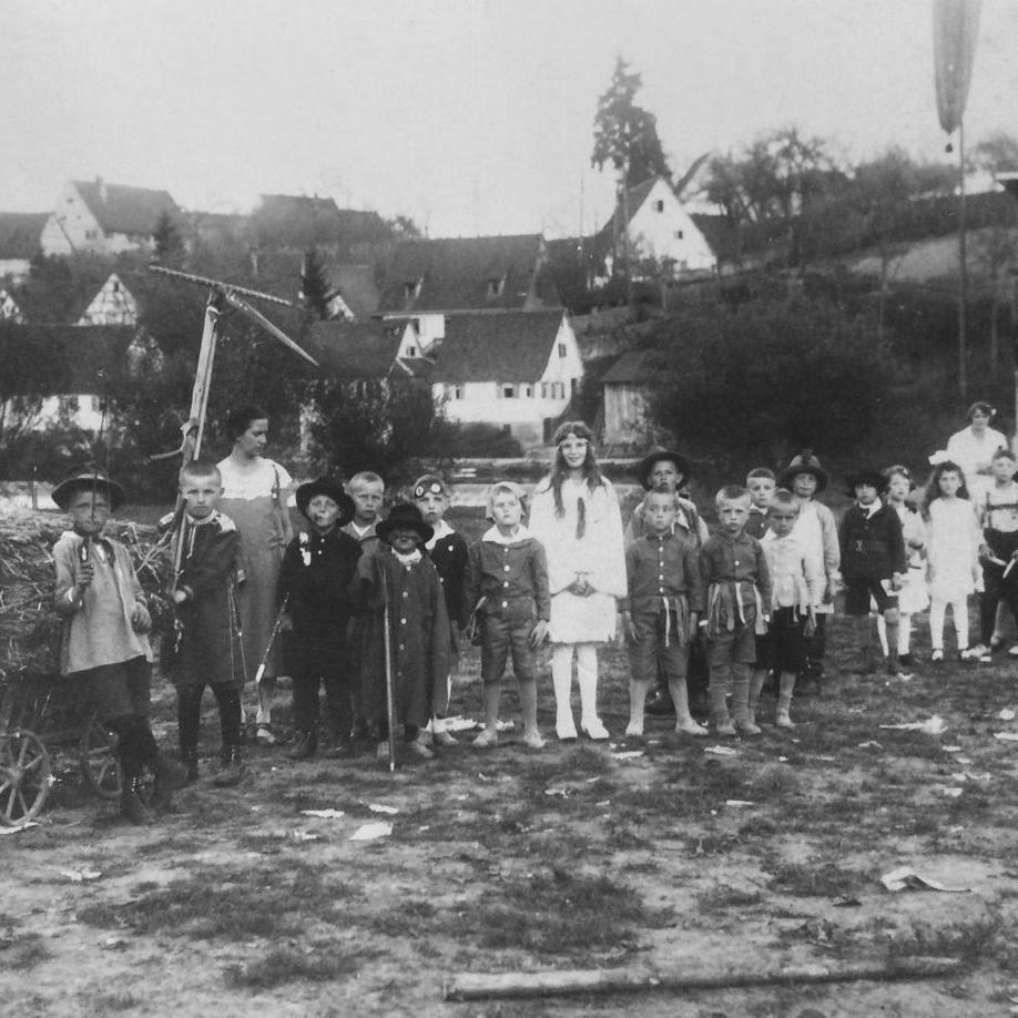 1930: Festumzug Erntedankfest, Abschlußfeier auf dem Sportplatz (Quelle: Manfred Knecht)