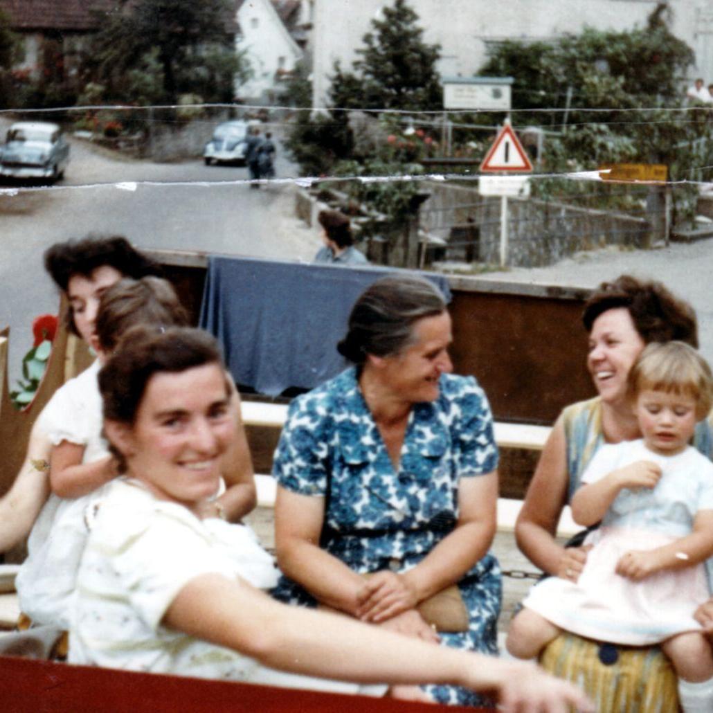 ????: Kinderfest ca. 1970 mit Elsa Knöll, Marianne Werner und Andrea Knöll (Quelle: Andrea Welsch)