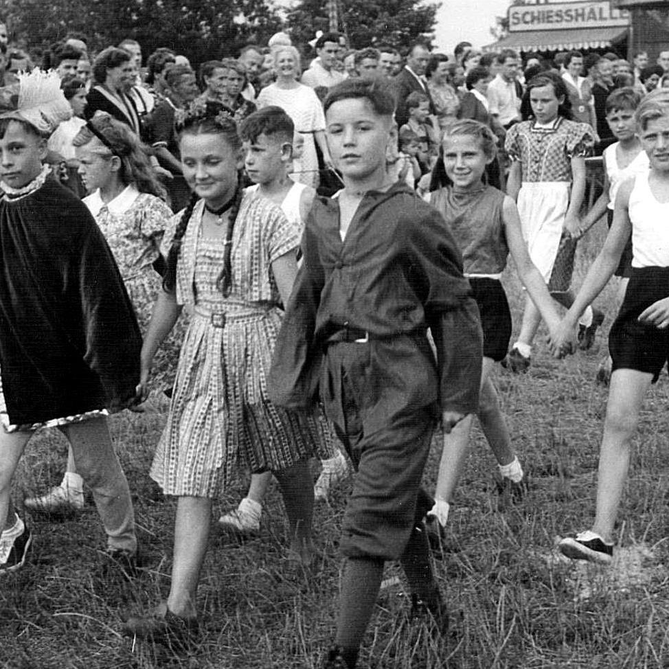 1952: Kinderreigen beim Kinderfest 1952 in Mittelstadt (Quelle: Hilde Kirchhardt)