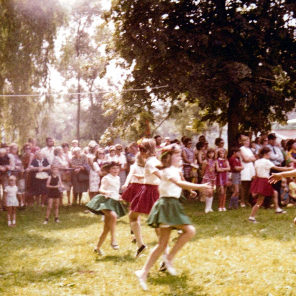 1973: Kinderfest 1973 - Vorführung auf dem Sportplatz von der Balettgruppe Frau Stosch (Quelle: Ute Lang)