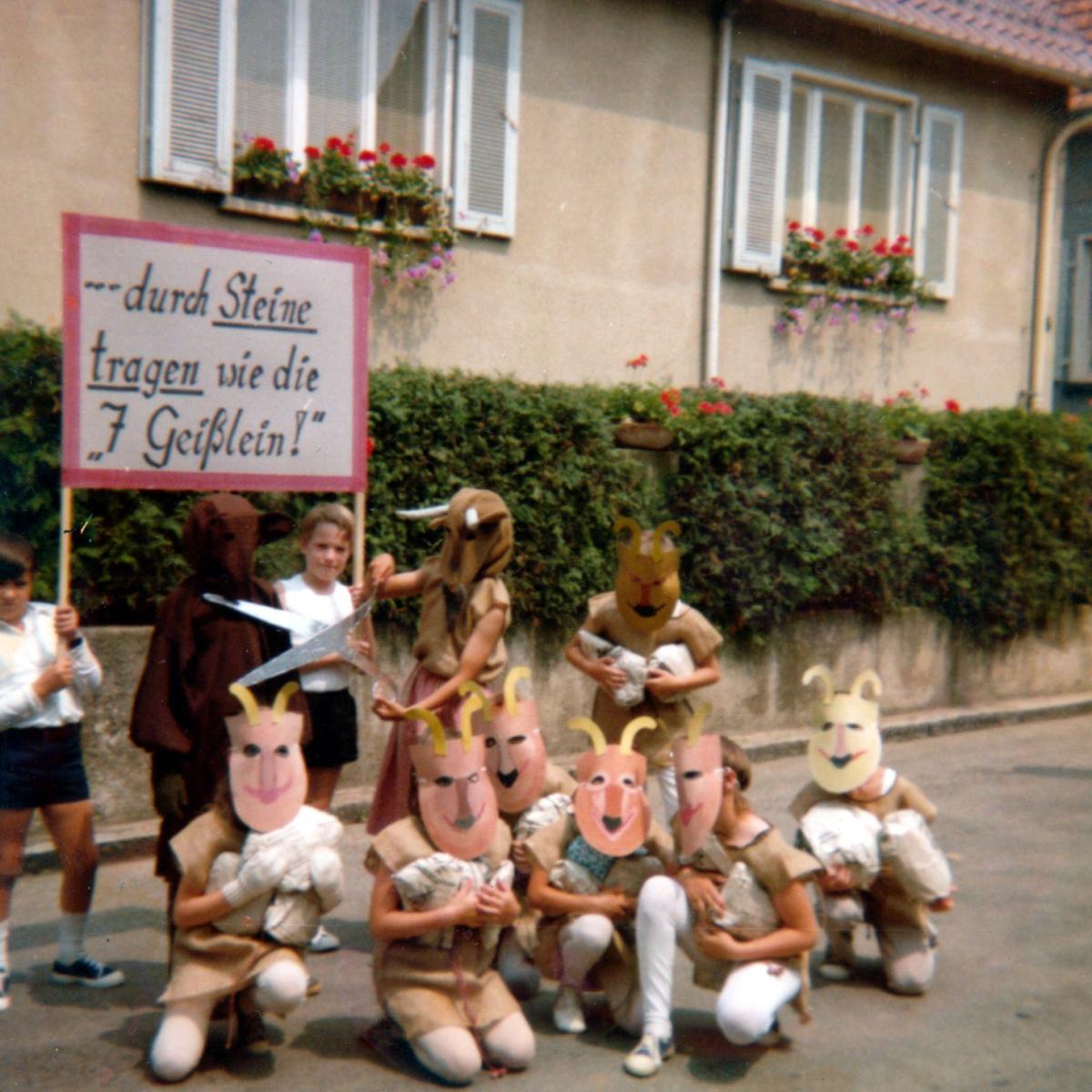1973: Kinderfest 1973 - Thema olypisch fit - Klasse von Frau Geißler (Quelle: Ute Lang)