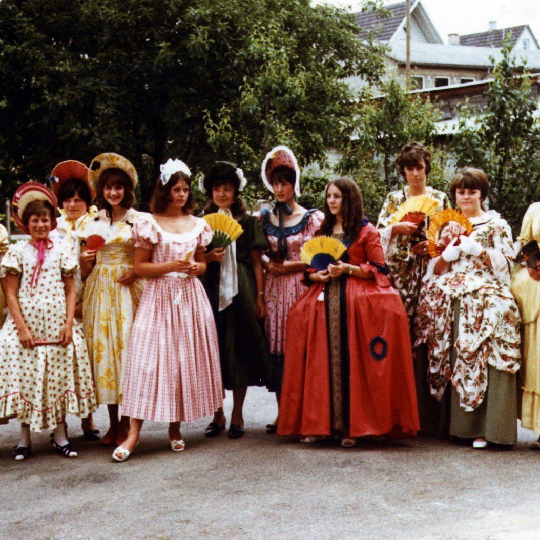 1969: Schul- und Kinderfest - die Hofdamen vom Märchen Dornröschen der 9ten Schulklasse (Jahrgang 1954) (Quelle: Martha Kern)