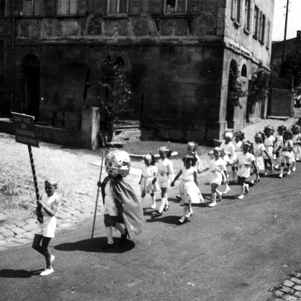 1961: Kinderfest der Erstklässler aus dem Jahrgang 1954 - im Hintergrund das gasthaus Hirsch (Quelle: Martha Kern)