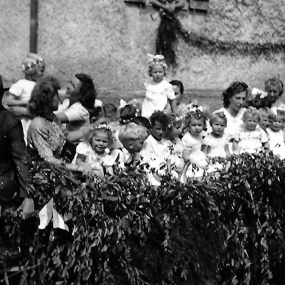 1954: Kinderfest "Wir sind die Kücken vom Kindergarten" (Quelle: Manfred Knecht)