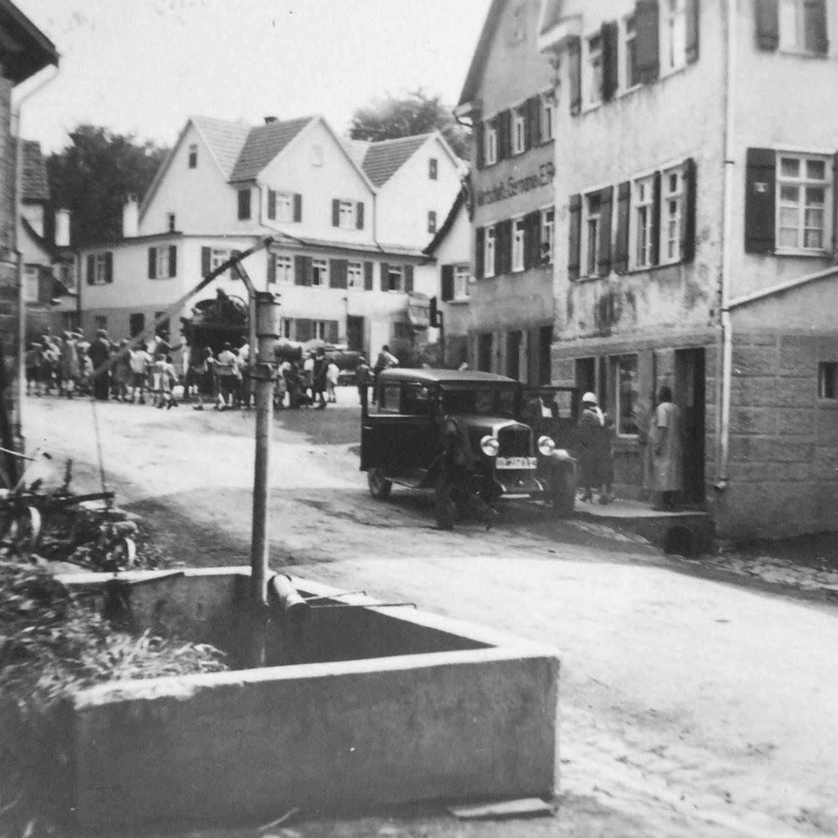 1934: Vorbereitung Erntedankfest 7. Okt. 1934  Kreuzung: Heerstr. / Metzingerstr. (Quelle: Manfred Knecht)
