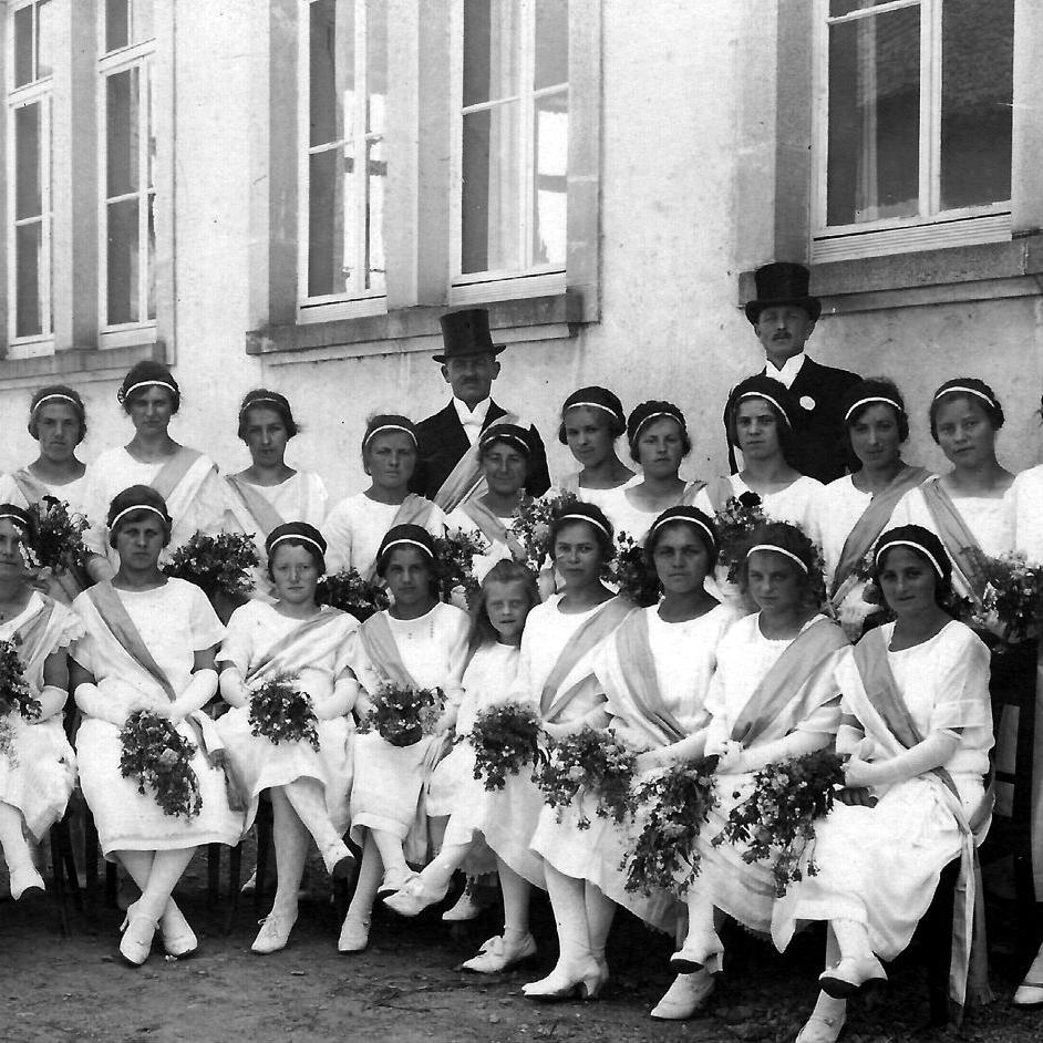 1925: Liederkranz  25 jähriges Jubiläum 1925 Festdamen (Quelle: Manfred Knecht)