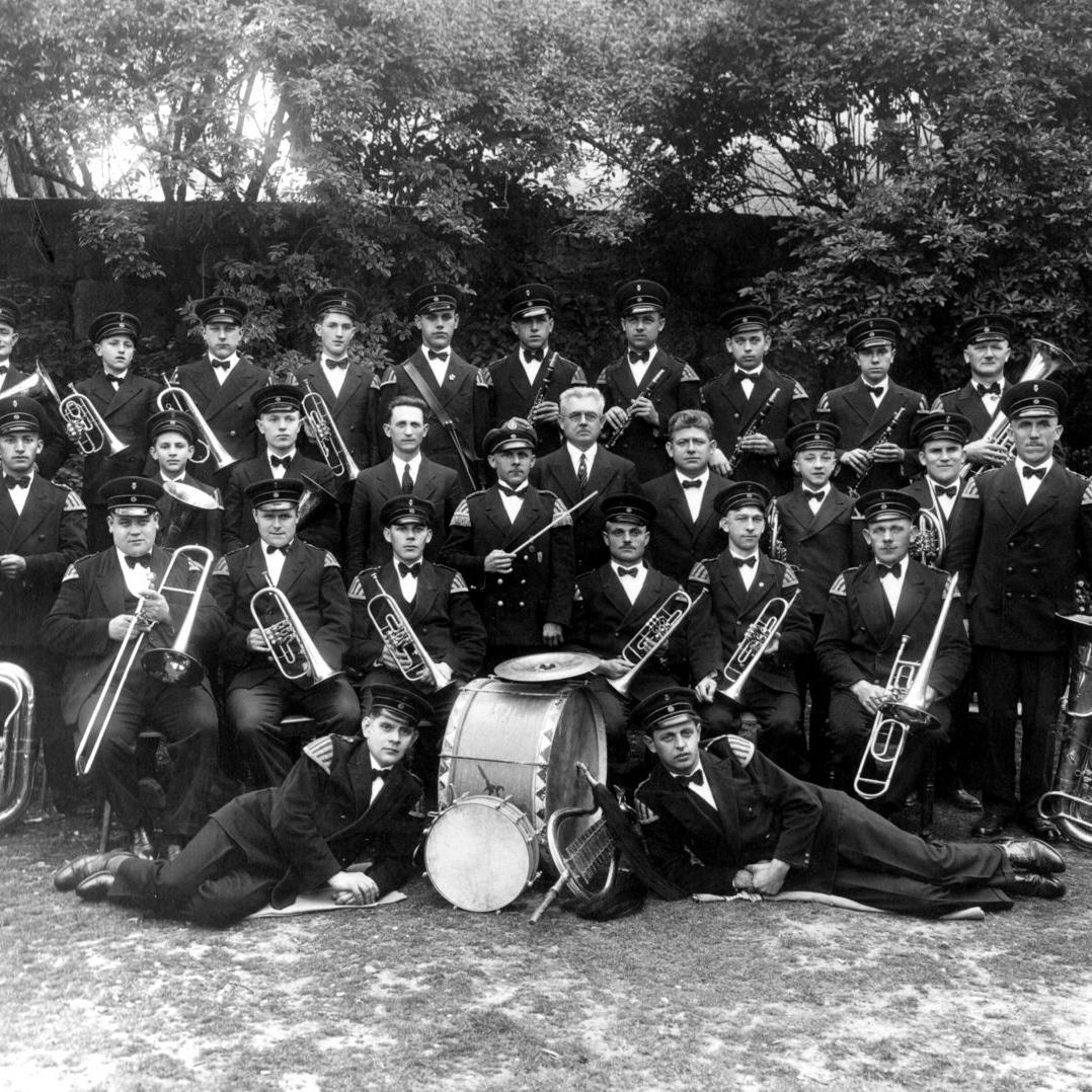1936: 25jähriges Jubiläum des Musikvereins bei der Kirche (Quelle: Edwin Lauxmann)
