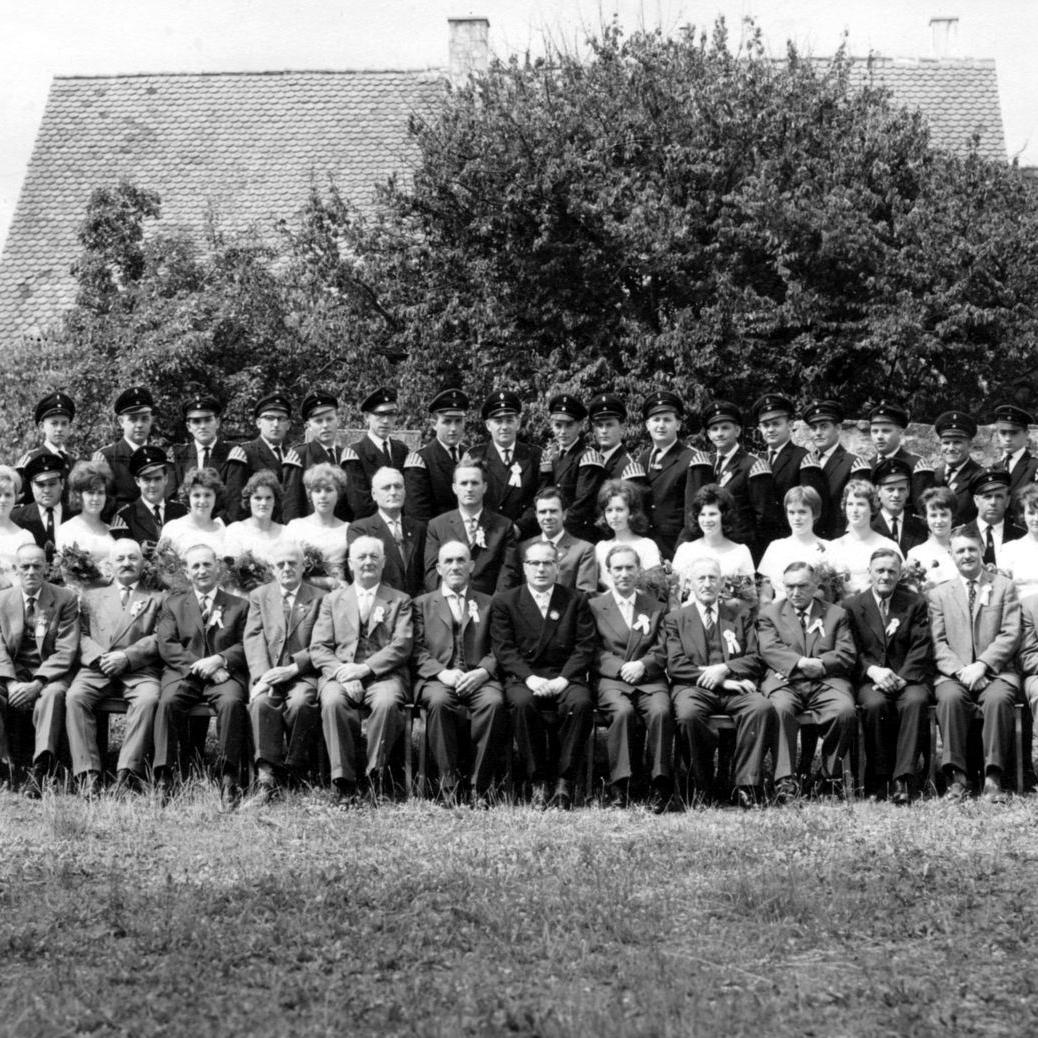 1961: Musikverein Mittelstadt vor der Kirche (Quelle: Edwin Lauxmann)