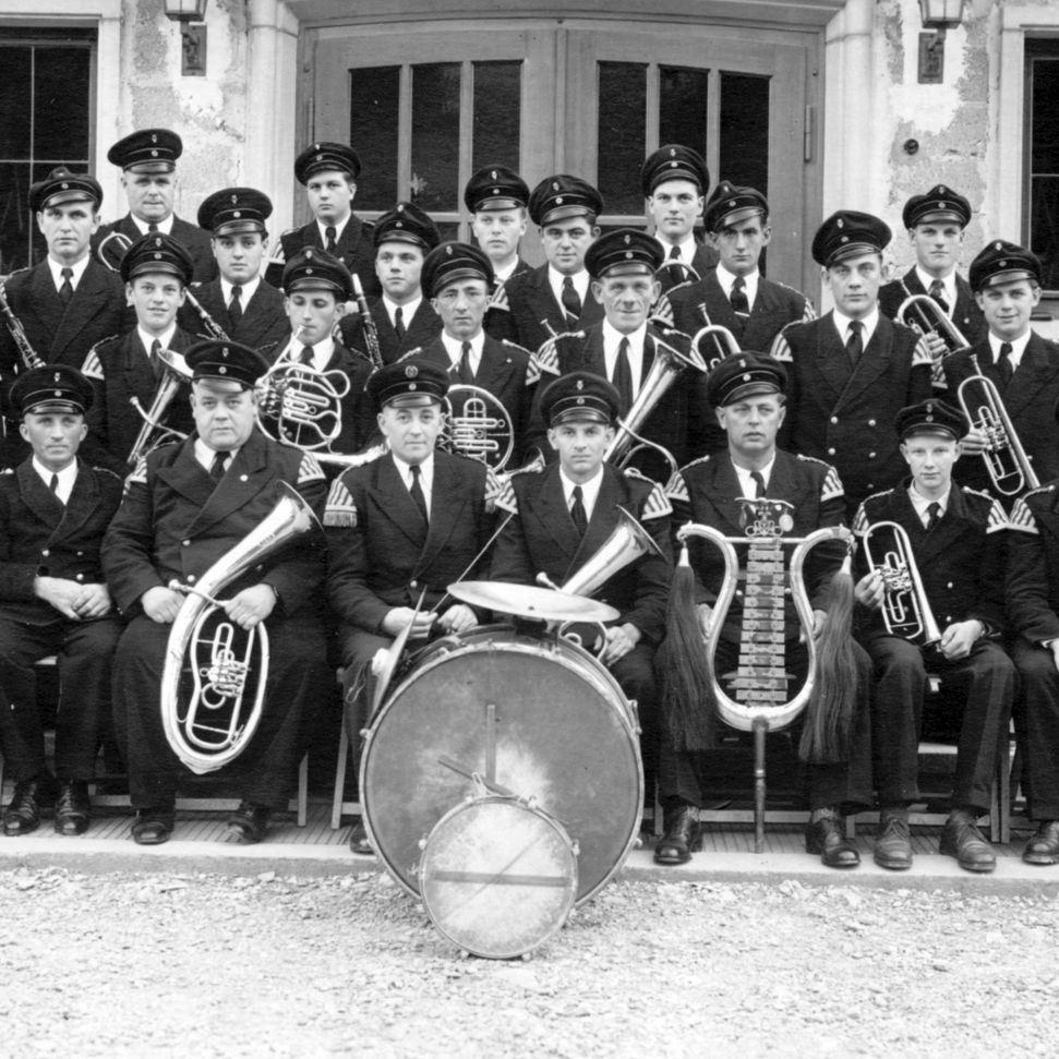 1954: Musikverein beim Kreismusikerfest vor der Festhalle (Quelle: Edwin Lauxmann)