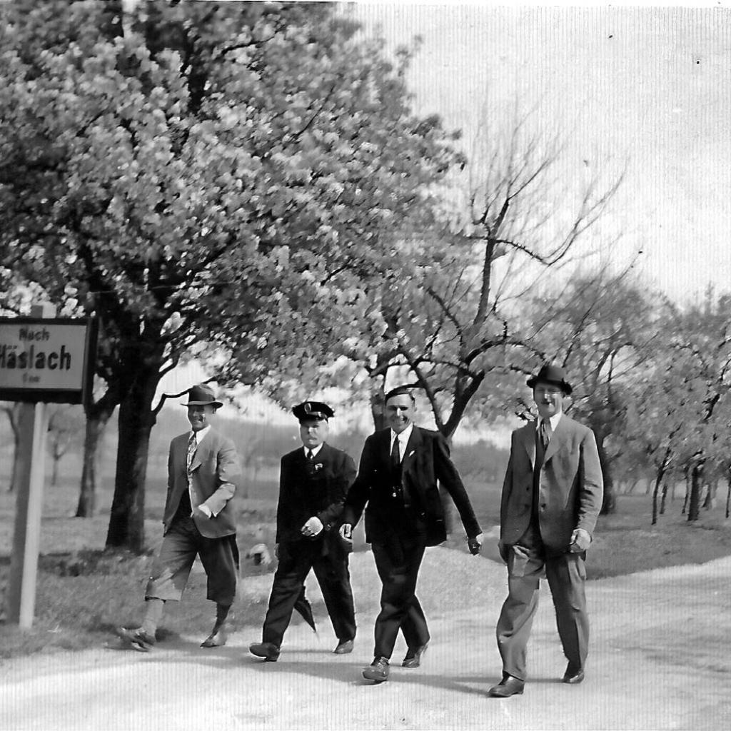 1940: Betriebswanderung der Fa. Röhm (E-Werk) von Häslach nach Walddorf. Gottlieb Veit rechts (Quelle: Manfred Knecht)